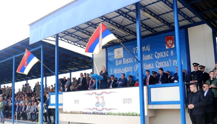 Ministar odbrane Srbije sjeo tokom intoniranja himne BiH